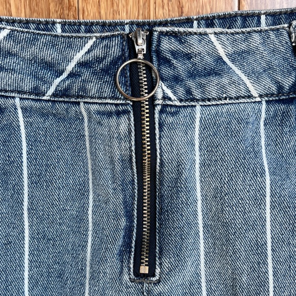 PacSun Light-Wash White Striped Denim Mini Skirt size 27. 1092 - Picture 2 of 4